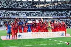 有伤风化🫣！湖人场边的美女观众对着镜头秀美腿并不断抚摸自己